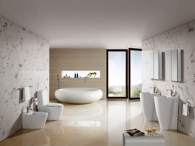 peinture-salle-bains-murs-deux-couleurs-beige-clair-blancs-aspect-marbre peinture salle de bains