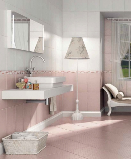 peinture-salle-bains-murs-deux-couleurs-carrelage-rose-pâle-blanc-motifs-accents-mobilier-blanc-lampe-pied