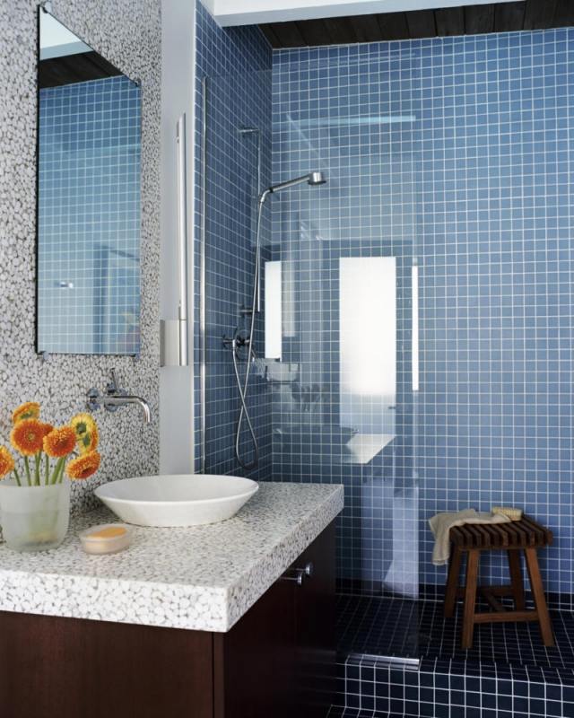 peinture-salle-bains-petite-carrelage-bleu-clair-foncé-meuble-vasque-bois peinture salle de bains