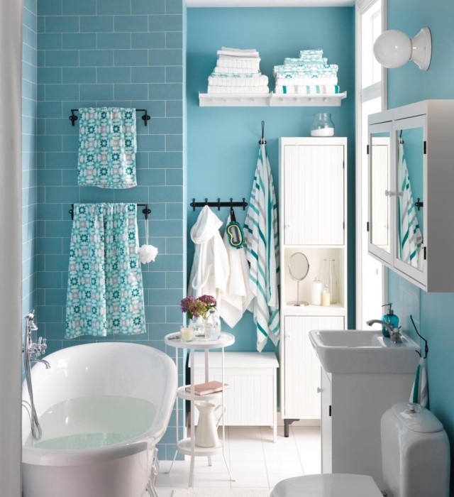 peinture-salle-bains-petite-carrelage-bleu-clair-mobilier-blanc peinture salle de bains