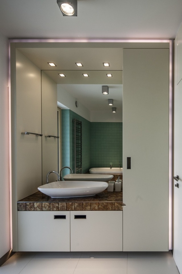 peinture-salle-bains-petite-grand-miroir-meuble-vasque-blanc-éclairage-led-mur-vert