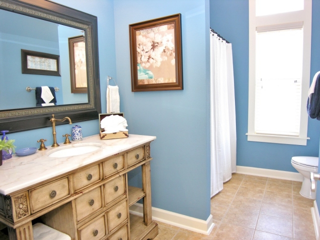 peinture-salle-de-bains-idée-originale-couleur-bleue-marron