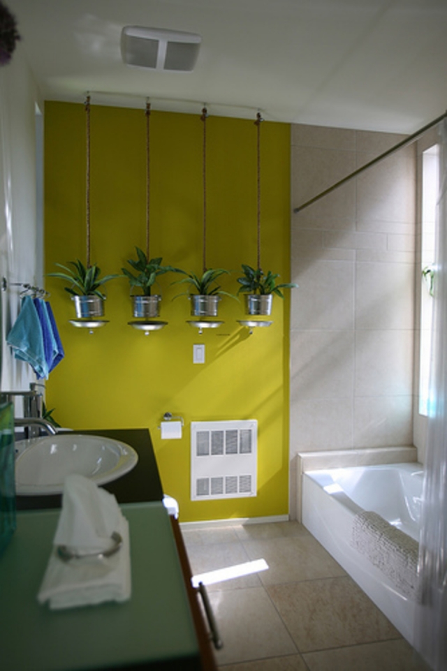 peinture-salle-de-bains-idée-originale-couleur-jaune-fleurs