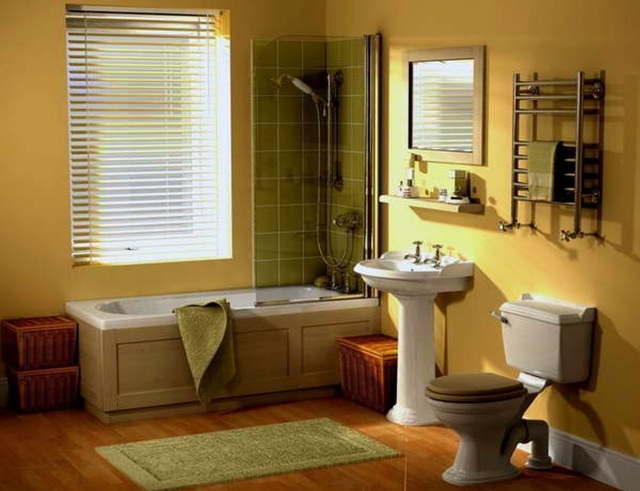 peinture-salle-de-bains-idée-originale-couleur-jaune-toilettes-lavabo-baignoire