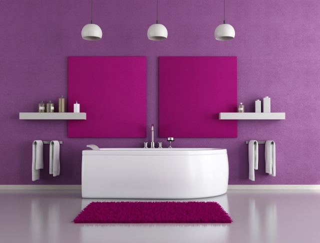 peinture-salle-de-bains-idée-originale-couleur-violette-tapis-rectangulaire