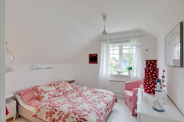 petite chambre sous toit blanc rose rouge déco