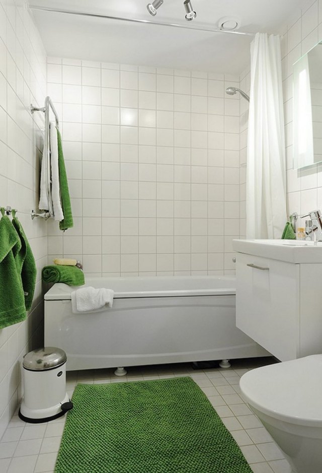 petite salle de bain blanche accents-verts