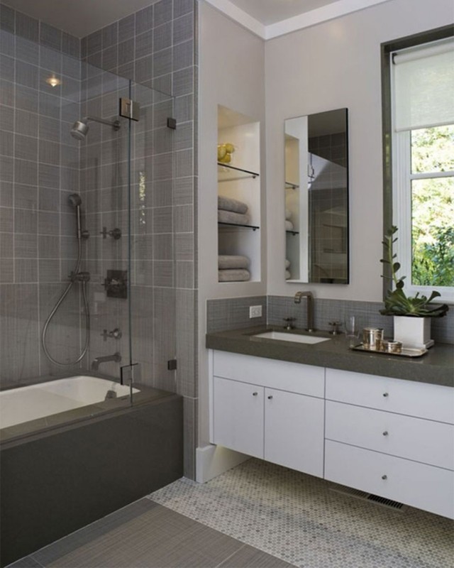 petite salle de bain grise combiné-douche-encastré