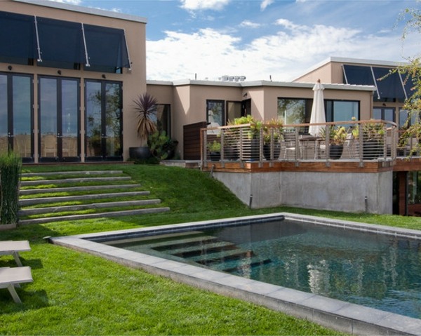 piscine moderne design gazon