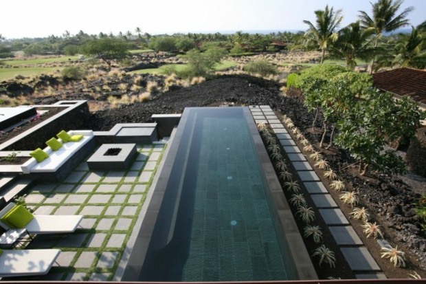 piscine à débordement terrasse design