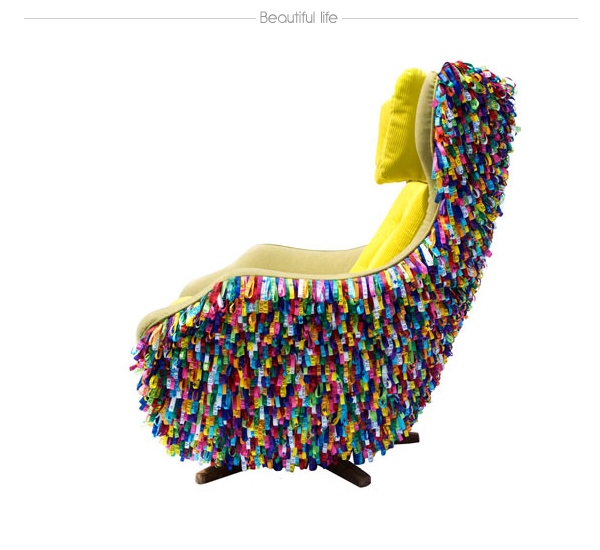 profil gauche chaise avec rubans multicolores