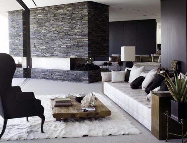revêtement-mural-décoratif-salon-pierre-cheminée-tapis-blanc-canapé-fauteuil-noir-coussins revêtement mural décoratif