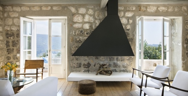revêtement-mural-décoratif-salon-pierre-cheminée-élégante-revêtement-sol-bois-chaises-blanches