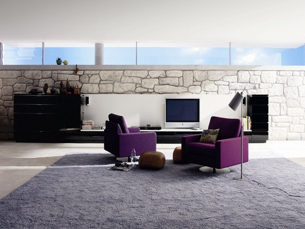 revêtement-mural-décoratif-salon-pierre-fauteuils-lilas-tapis-gris-meuble-tv-noir revêtement mural décoratif