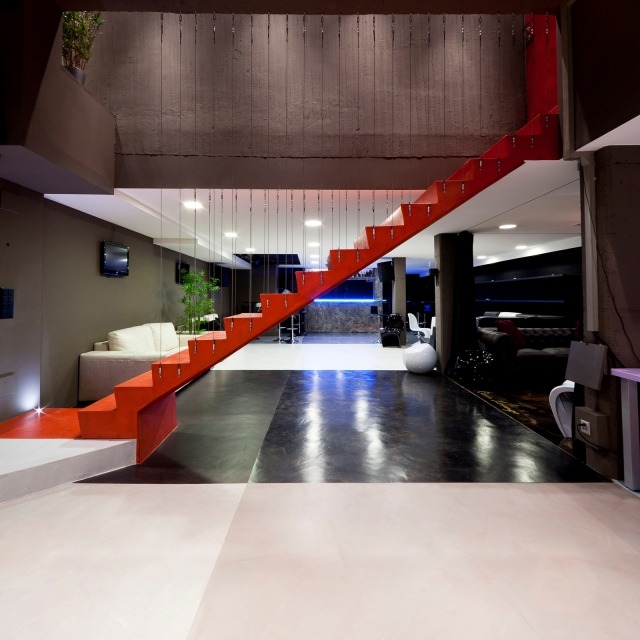 revêtement-sol-résine-noire-blanche-escalier-rouge-flottant-salon-ouvert revêtement sol