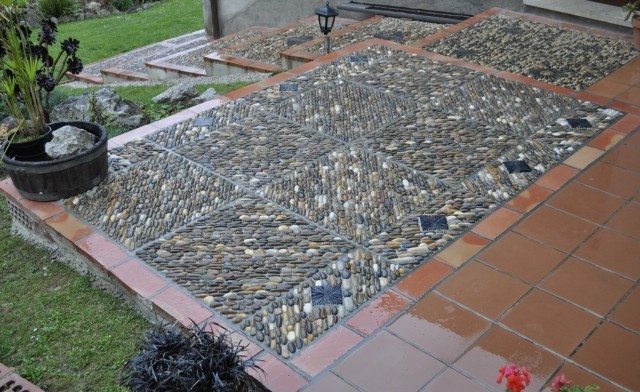 revêtement-terrasse-idée-originale-galets-tapis