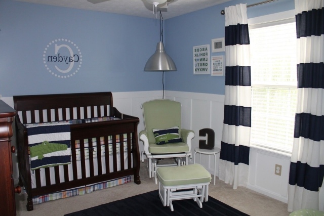 rideaux-chambre-bébé-idée-originale-rayures-blanches-bleue