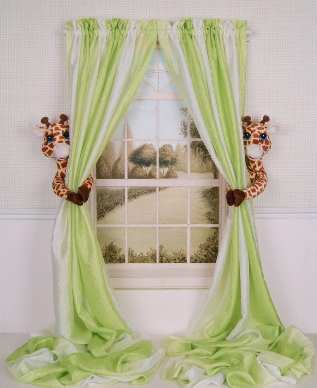 rideaux-chambre-bébé-idée-originale-rayures-girafes-décoration