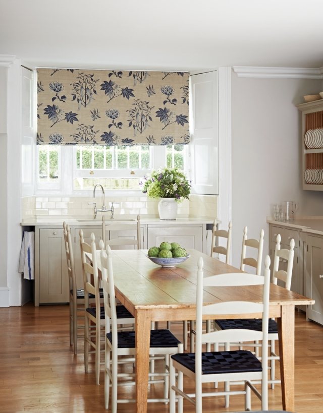 rideaux-cuisine-blanc-motifs-floraux-bleus-mobilier-bois-clair