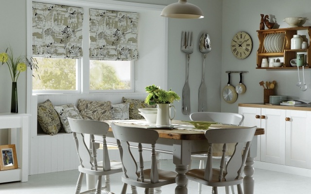 rideaux-cuisine-blanc-motifs-gris-clair-coussins-décoratifs-armoires-bois-blanc-cuillère-fourchette-décoratives