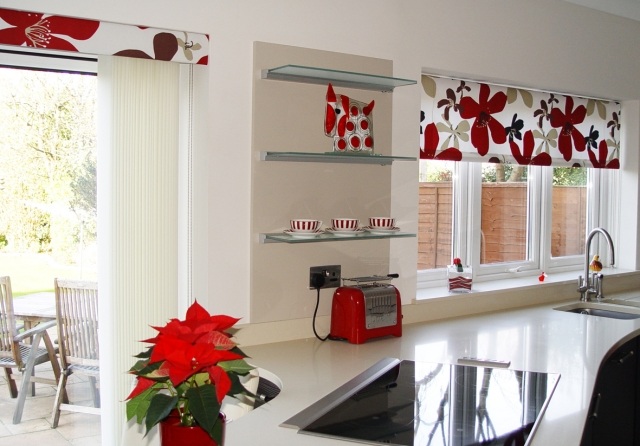 rideaux-cuisine-blanches-motifs-floraux-rouges-beiges-étoile-Noel-plaque-cuisson-encastrable