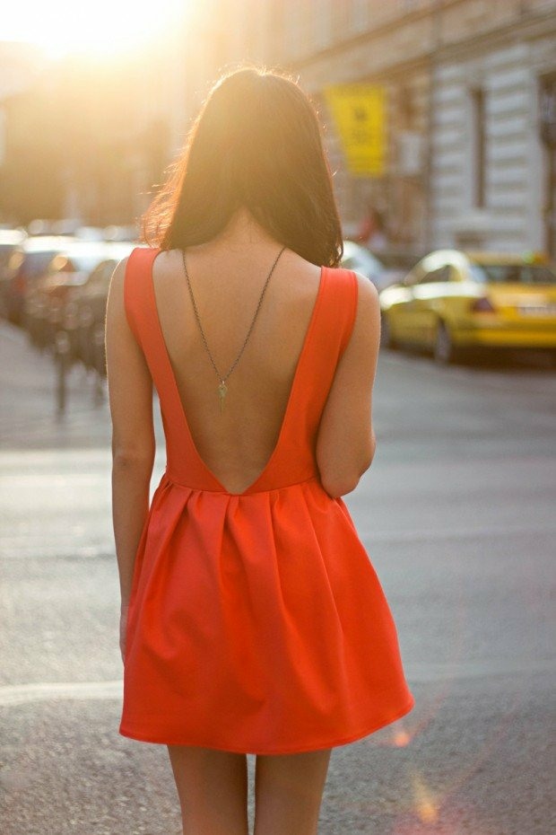 robe rouge moderne dos nu
