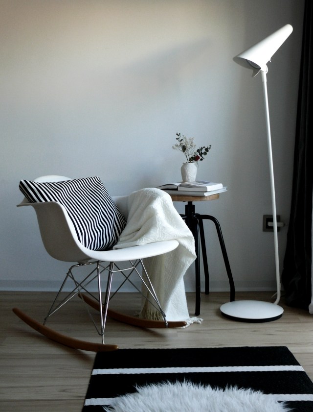 rocking-chair-blanche-élégante-moderne-lampe-pied-blanche 