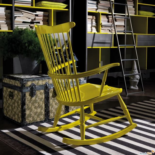 rocking-chair-jaune-rétro-tapis-rayures-noir-blanc 