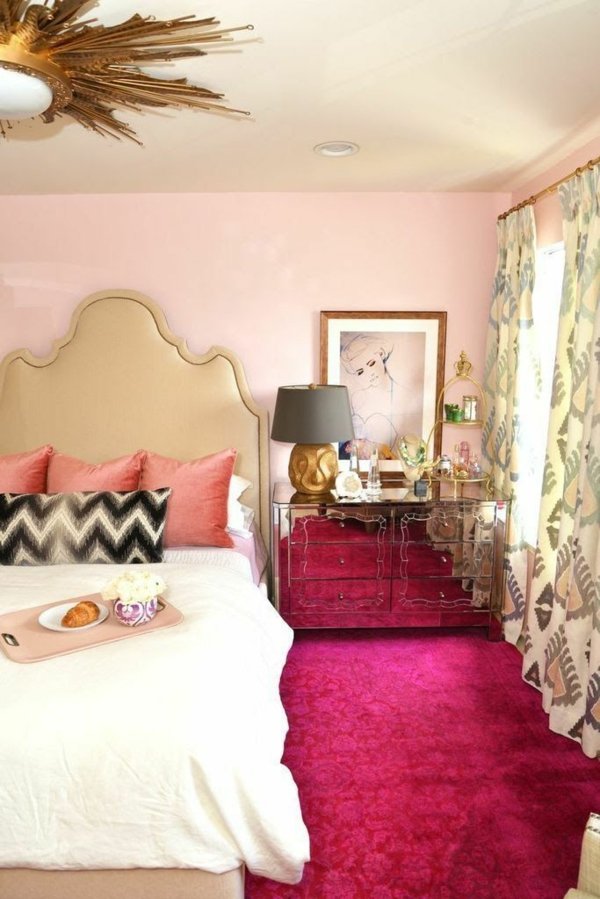Une touche de design très forte avec ce tapis rose vif chaleureux  extra accent chambre