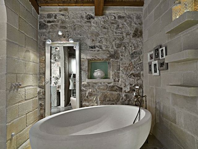 rustique ambiance hotel italie baignoire pierre ilot blanche