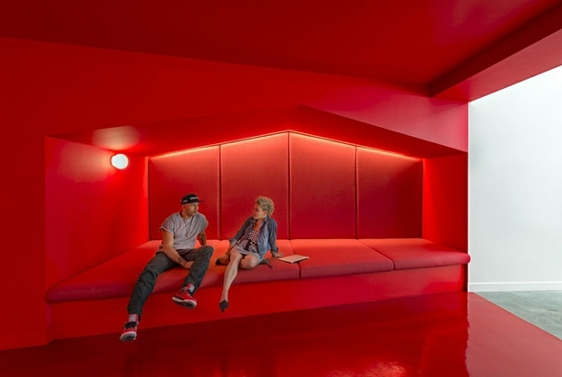 réception ultra moderne salle d'attente baignée dans rouge