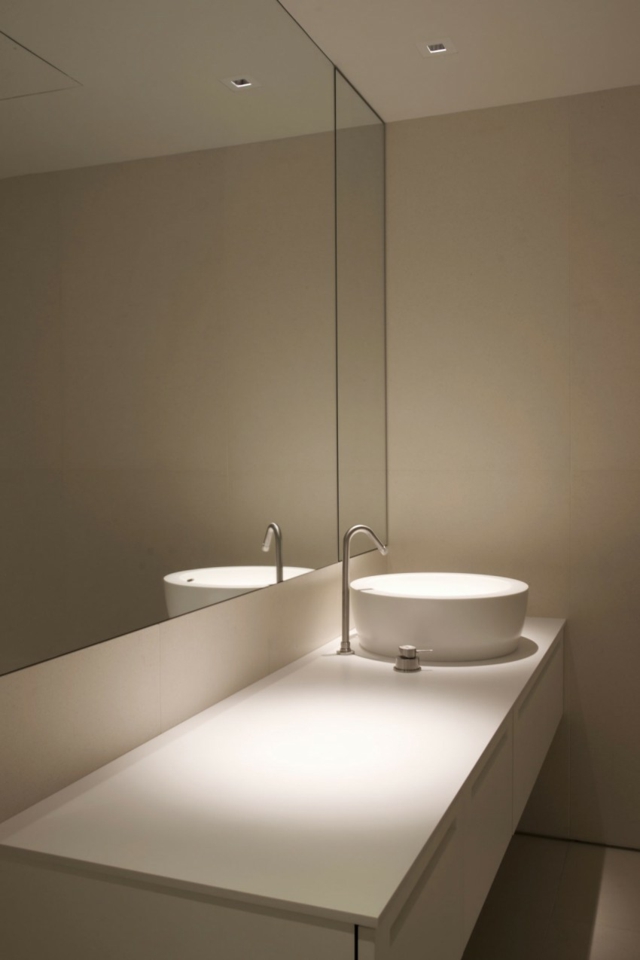 résidence privée salle bains design evier blanc minimal