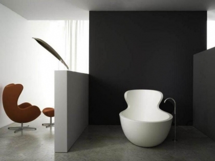 salle-bain-minimaliste-baignoire-îlot-fauteuil-oeuf