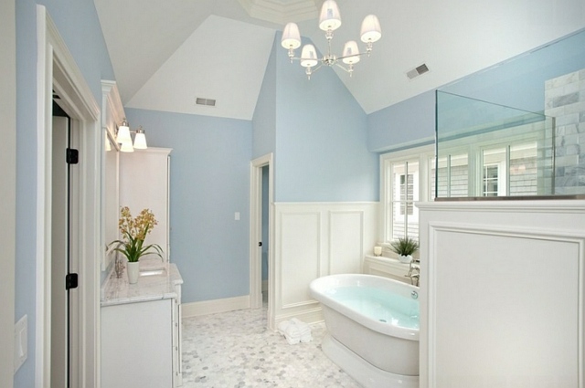 salle bains blanc bleu sous comble baignoire