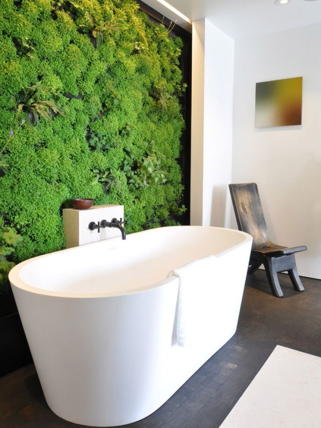salle-bains-design-naturel-mur-végétal-baignoire-blanche