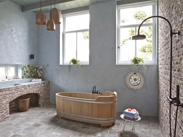 salle-bains-design-naturel-murs-brique-rouge-baignoire-suspensions-bois-plantes