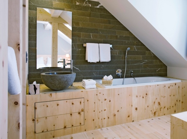 salle-bains-design-naturel-pente-revêtement-baignoire-bois-vasque-rond-pierre salle de bains design