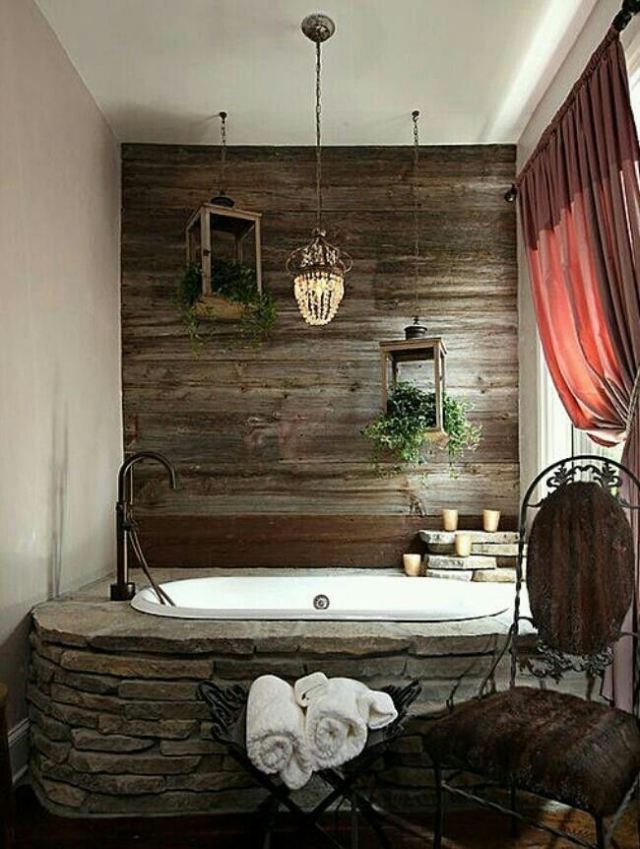 salle-bains-design-naturel-pierre-naturelle-revêtement-mural-bois-lanternes-plantes-vertes