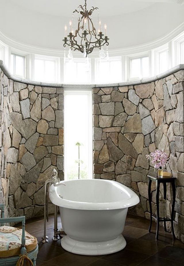 salle-bains-design-naturel-revêtement-mural-pierre-lustre-fer