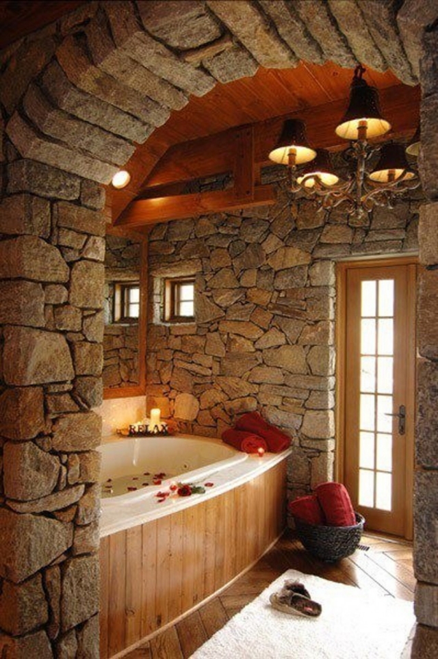 salle-bains-design-naturel-revêtement-mural-pierre-naturelle-baignoire-bois-parquet
