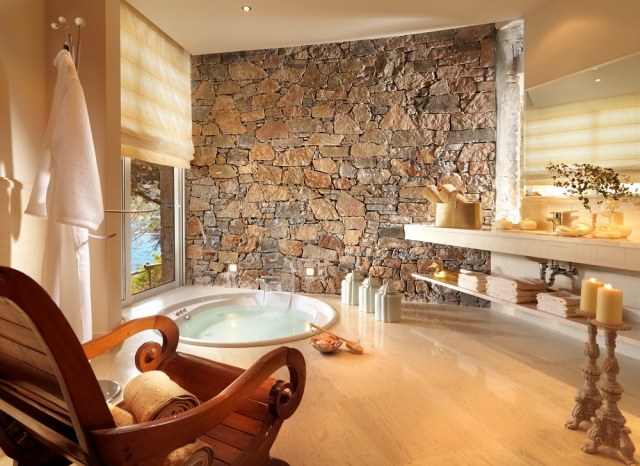 salle-bains-design-naturel-revêtement-mural-pierre-naturelle-bougies-chaise-bois