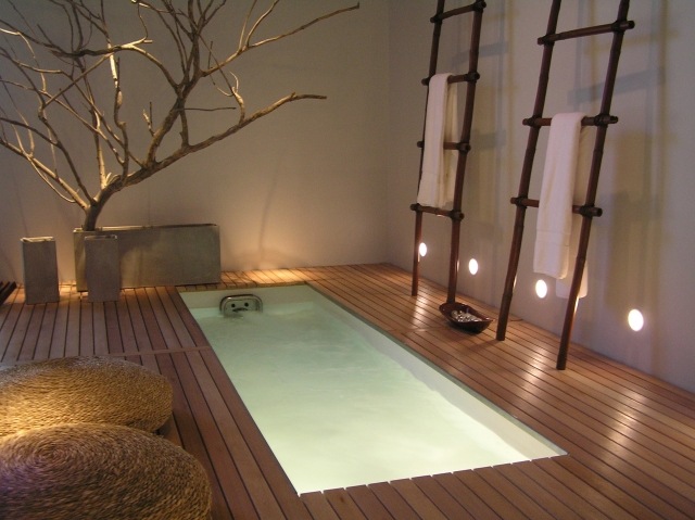 salle-bains-design-naturel-revêtement-sol-aspect-bois-arbre-vases-pierre