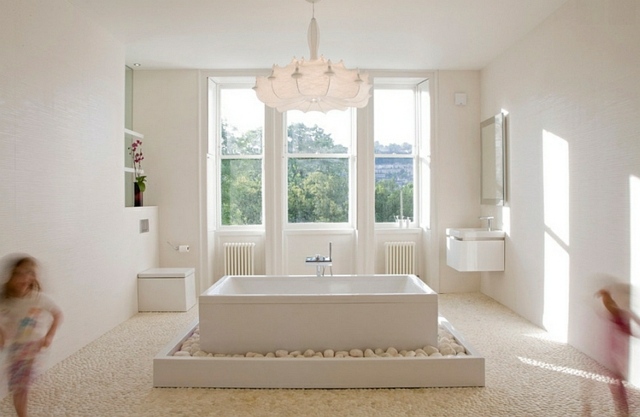 salle bains spa design baignoire rectangulaire ilot galet blanc