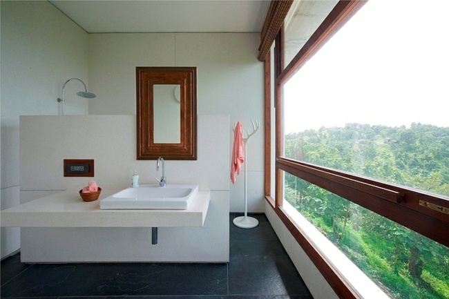 salle de bain design bois Khopoli house