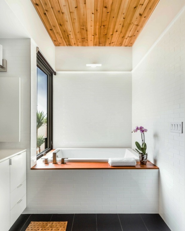 salle de bain minimaliste avec fenêtre plafond bois
