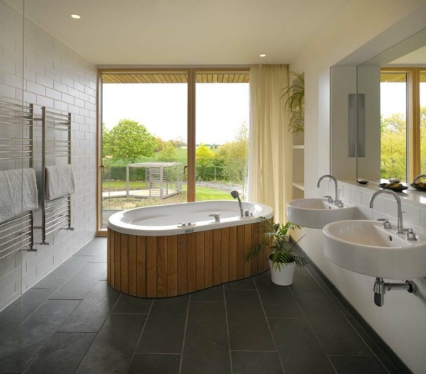 salle de bain nuances grises baignoire îlot bois