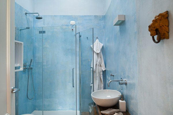 salle de bain simple bleue