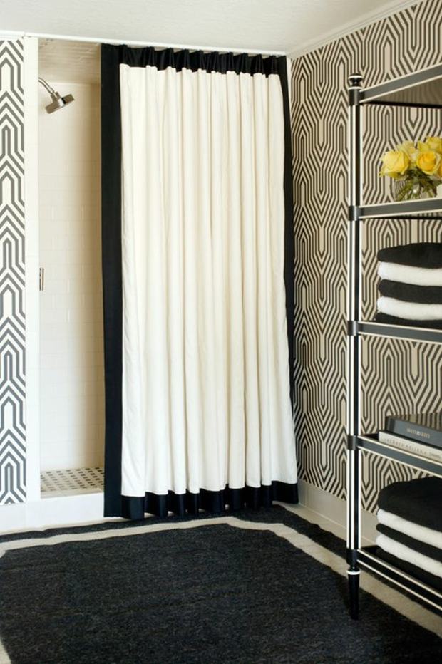 salle de bain à motifs et rideau blanc et noir