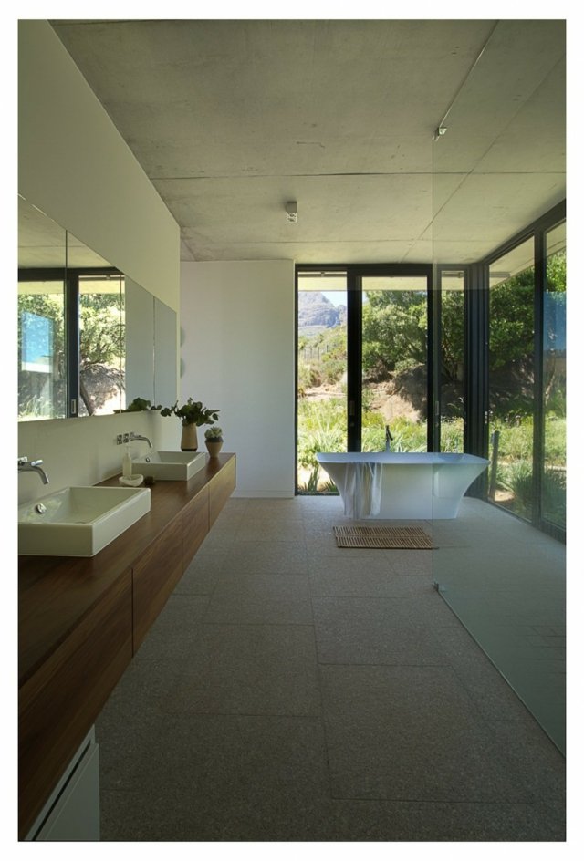 La salle de bains moderne et spacieuse  ouverte couleurs claires