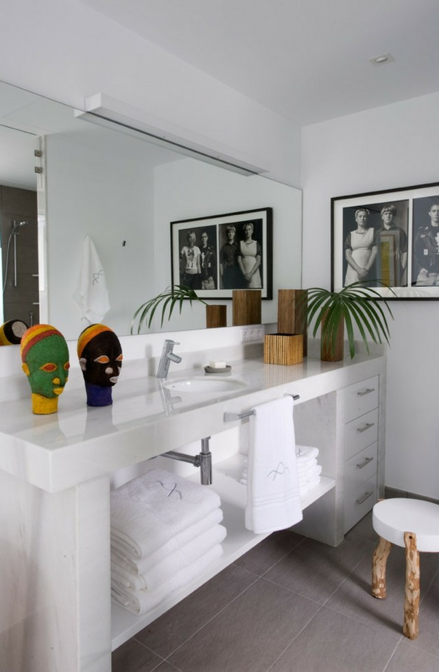 salle de bains design marbre evier serviette tete negre art primitif
